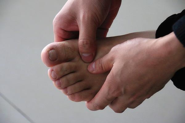 脚趾甲侧面嵌甲自己怎么处理,脚指甲剪得太深嵌甲怎样预防