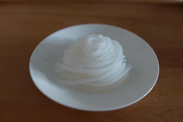 1碗面米粉5碗清水教你在家做凉粉,一碗面粉一碗水自制凉粉