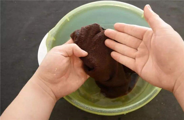 新买的毛巾沾水后能闻到一股臭味,为什么毛巾会有一股臭味怎么解决