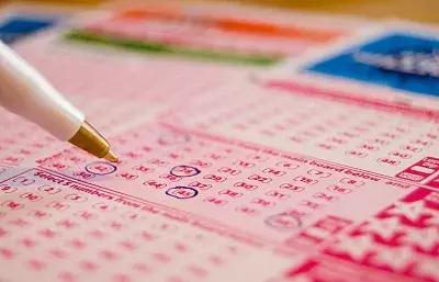 足浴店里代购*合六**彩？一包现金神奇变成了……丨今晚九点半