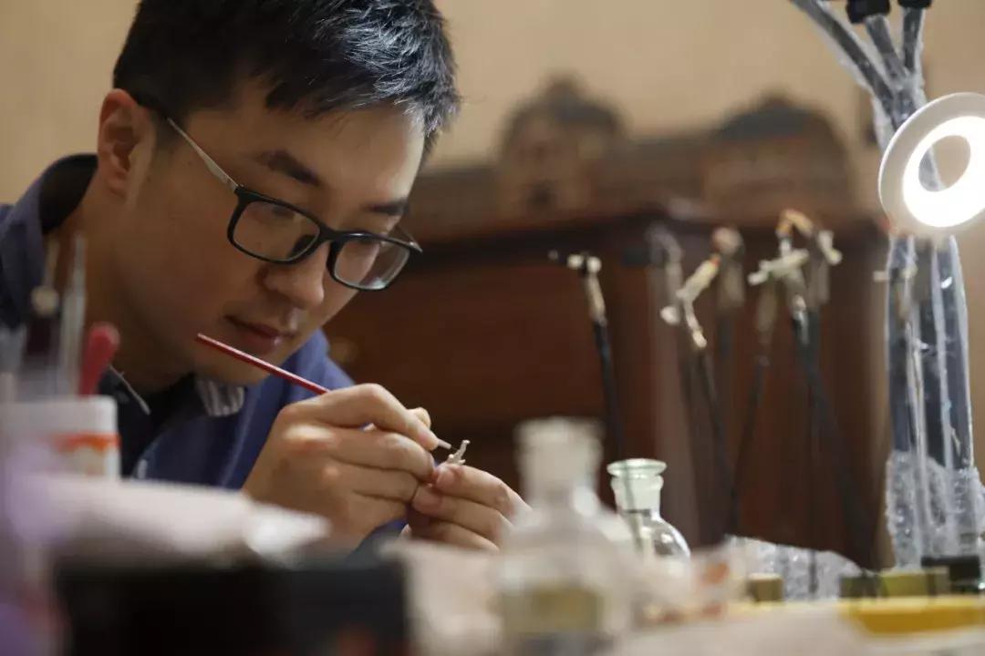 小伙在家制作模型月入过万,手工给小人上色