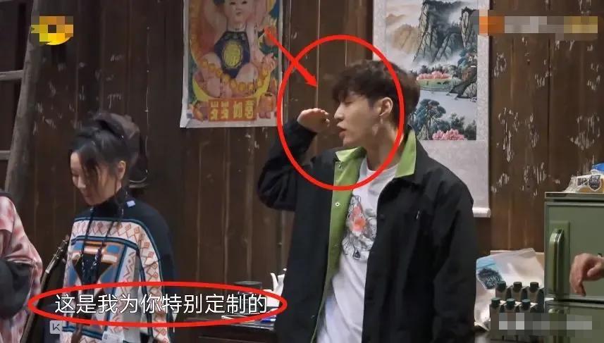 张艺兴紫色蛋糕,张艺兴裸肩蛋糕