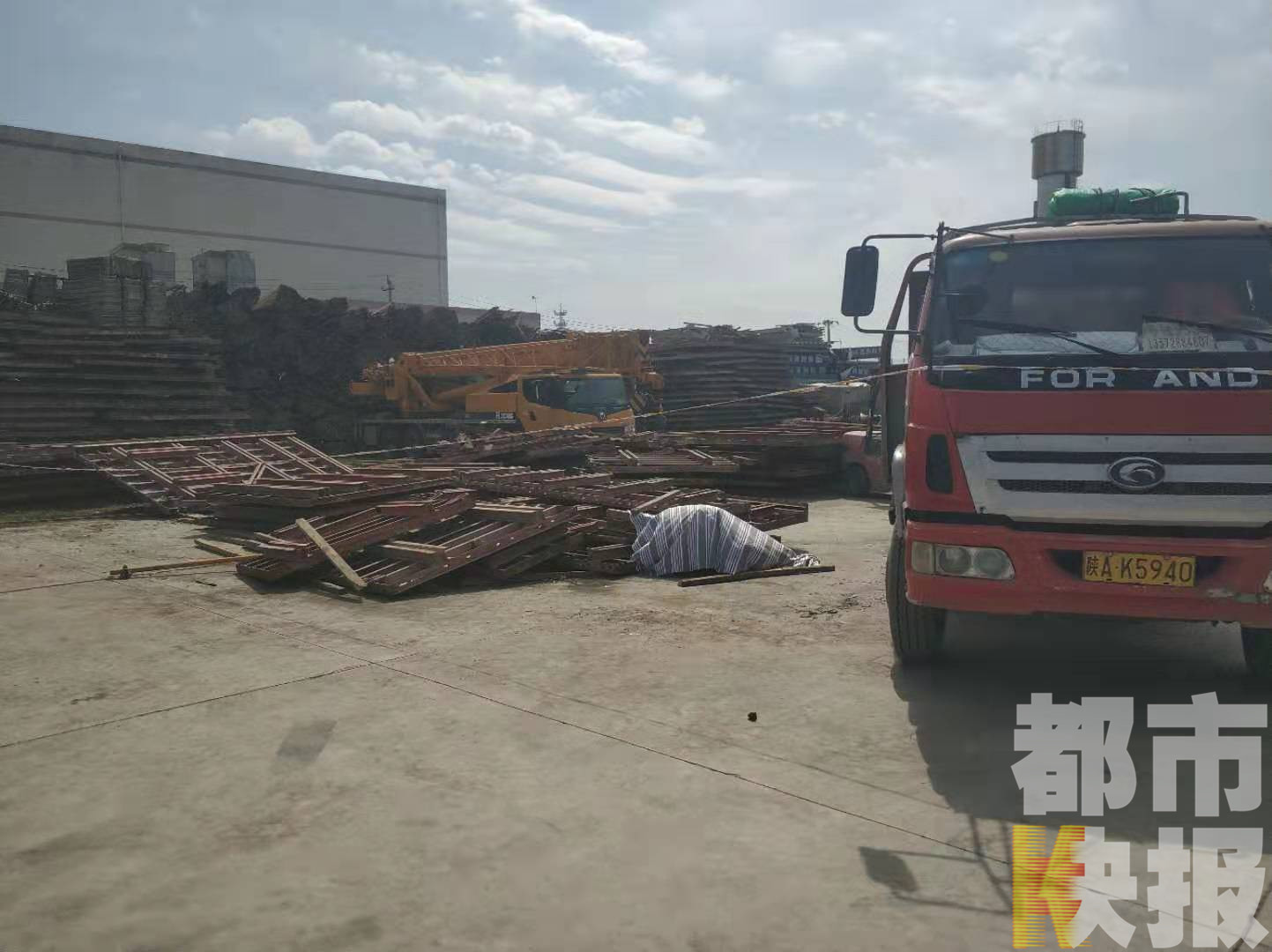 一吨重钢板被砸,一工地钢材掉落砸死工人