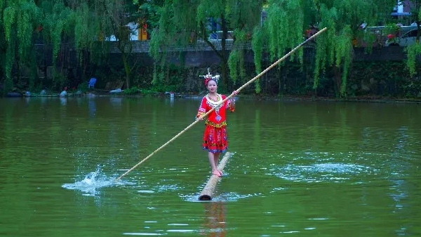 独竹漂开幕式,独竹水上漂惊呆众人