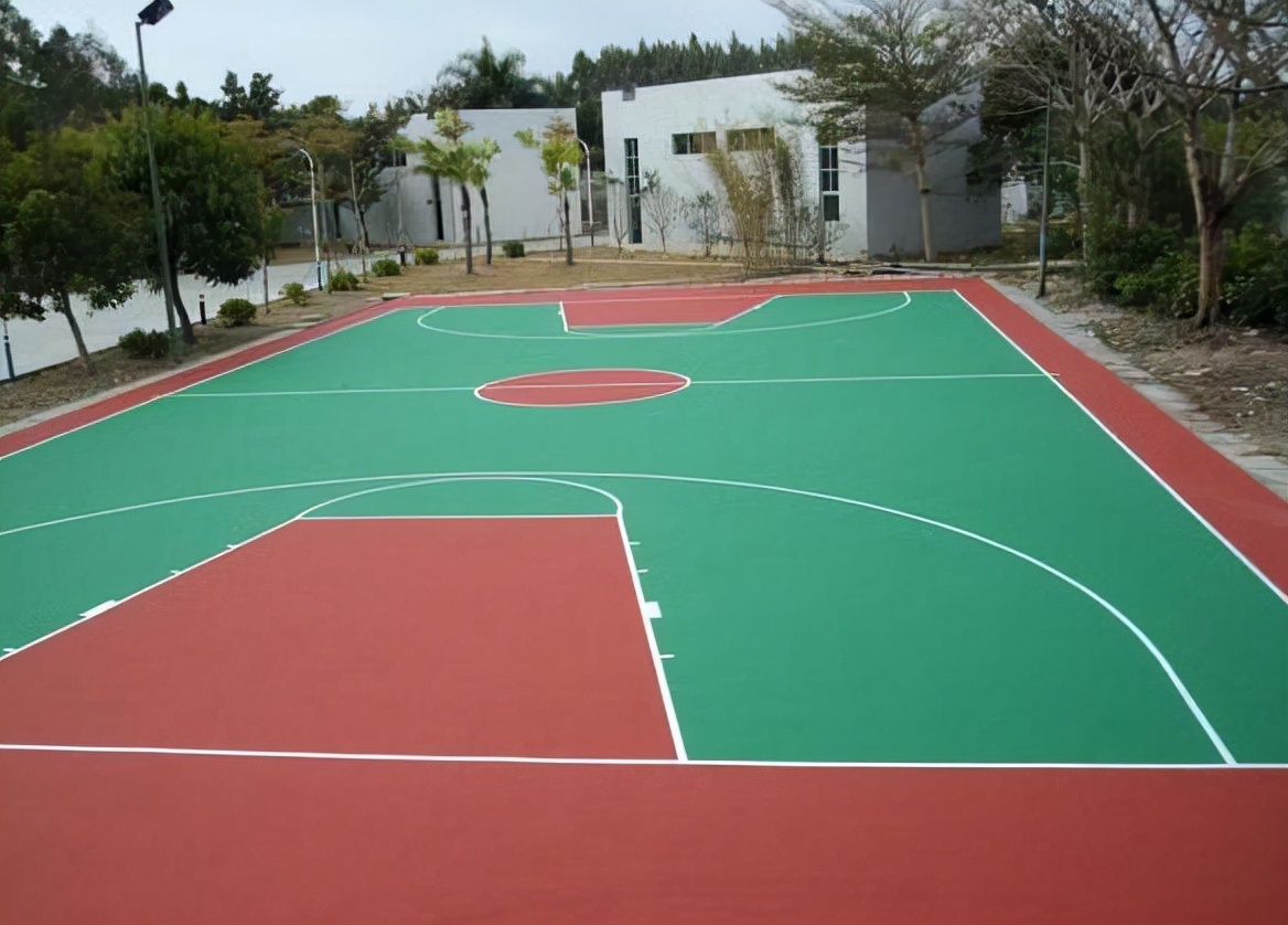 篮球场的地面都有什么材料的,室外篮球场最好的地面材料有哪些