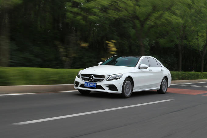 奔驰c级180落地多少钱,豪华奔驰180