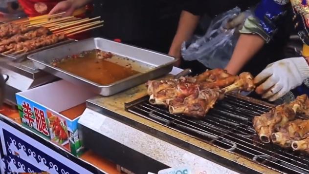 路边摊卖的烤羊腿,街边摆摊卖烤羊腿