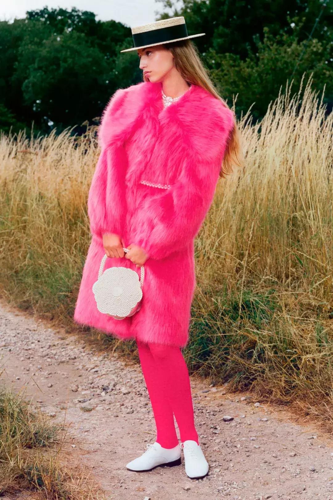 今年爆款皮毛一体女装,高档红色皮毛一体女装新款