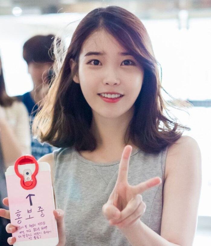 “黑长直”早就过时了，今年正流行“锁骨短发”，时髦减龄显脸小