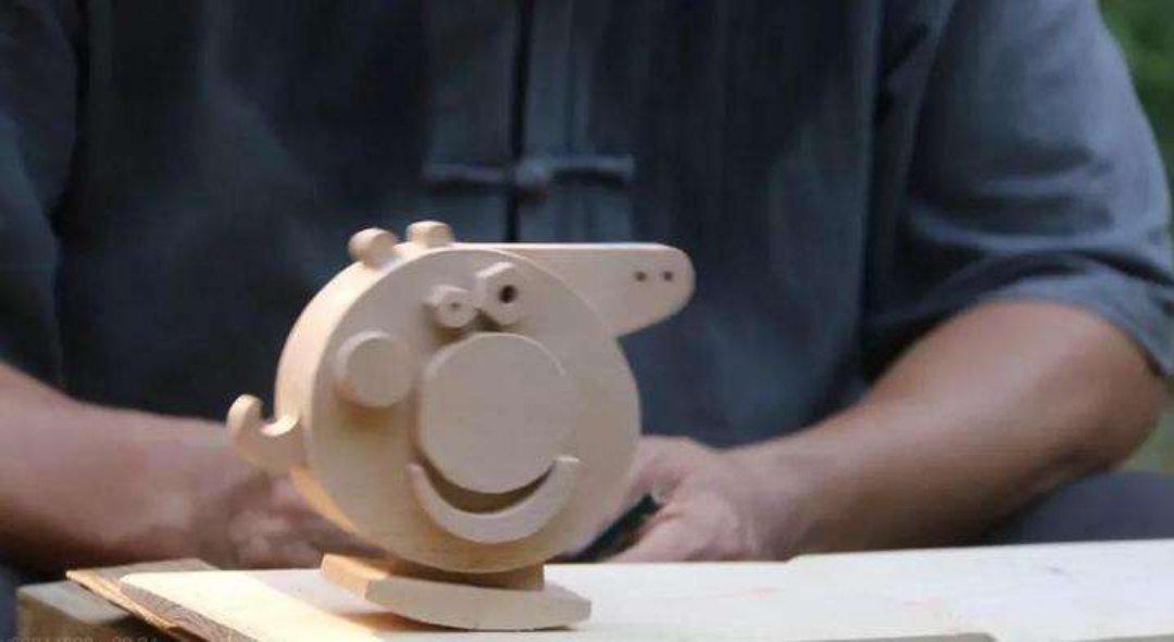 一个会做玩具的老木匠，众人甘愿喊他爷爷，他是葫芦娃爷爷吗？