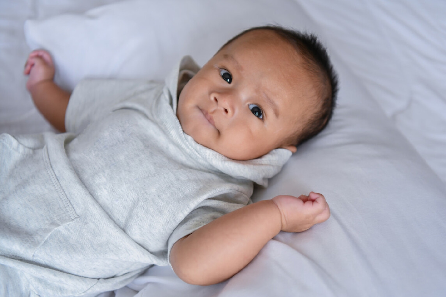 宝宝竖着抱就不哭了这是什么原因,宝宝平躺着很活泼一旦竖抱就呆了