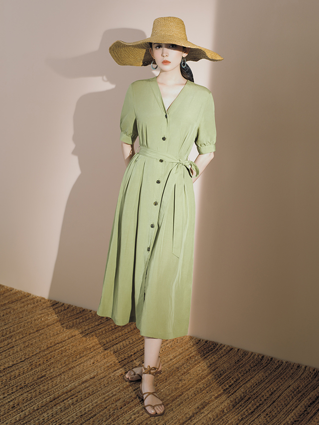 娜扎黑色深v吊带裙完整版,娜扎黑色深v吊带裙路人视角