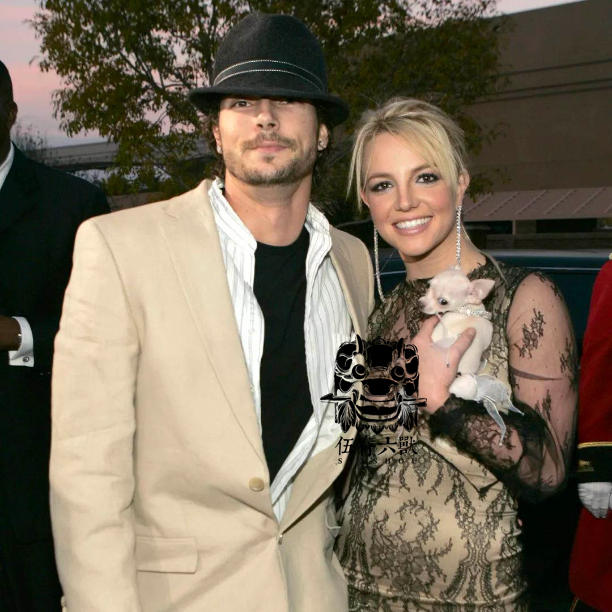 被亲爹监控13年,强迫服药和避孕,一代巨星正在世态炎凉中陨落