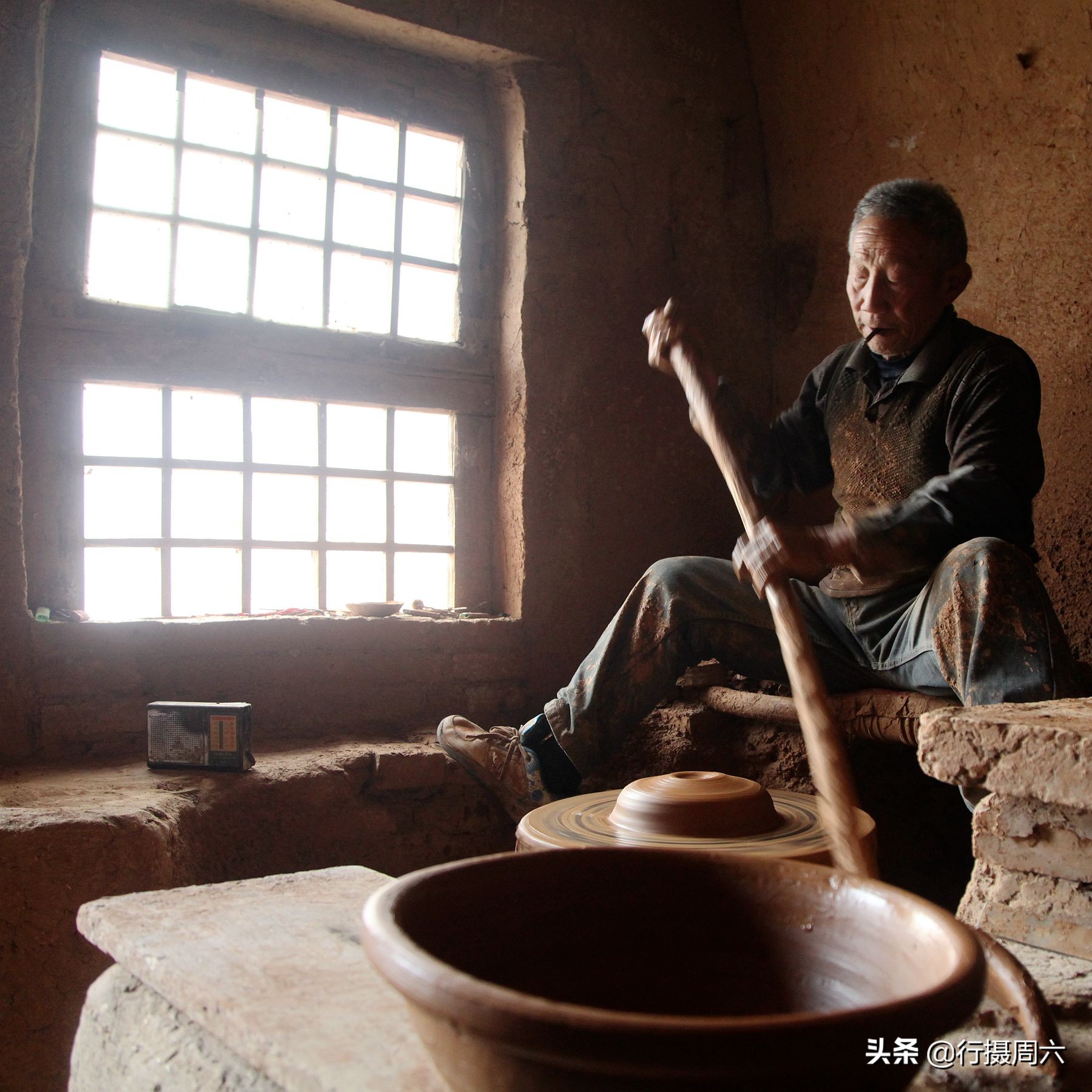 小伙深山隐居烧制陶罐,河南大山陶罐