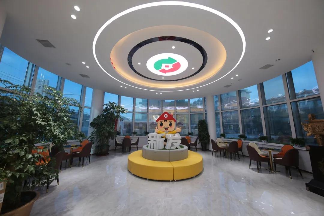 新发地产开大会,新发地产集团大合照