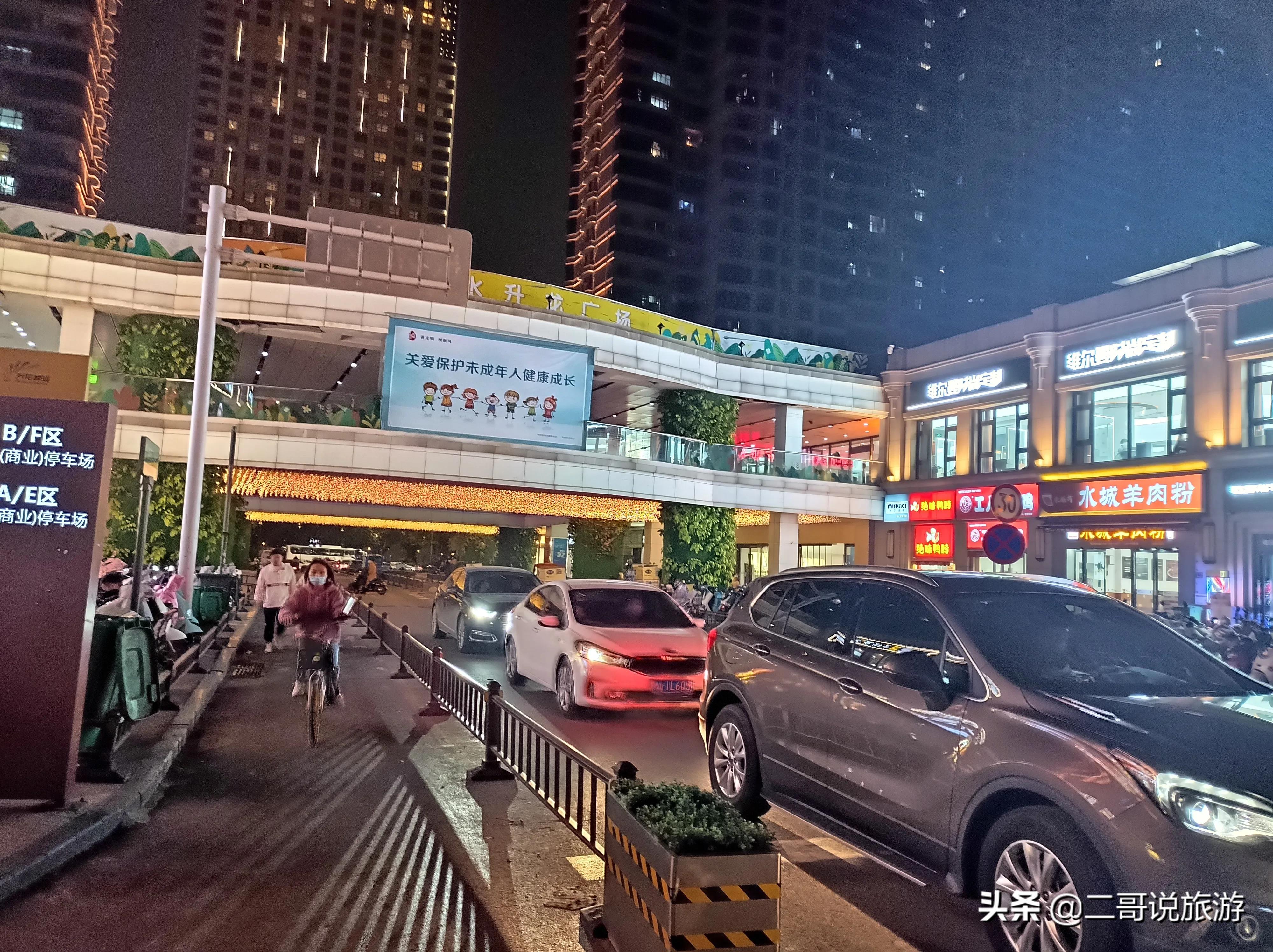 郑州金水区有个“奇怪”的广场，曾经繁华喧嚣，如今逐渐萧条