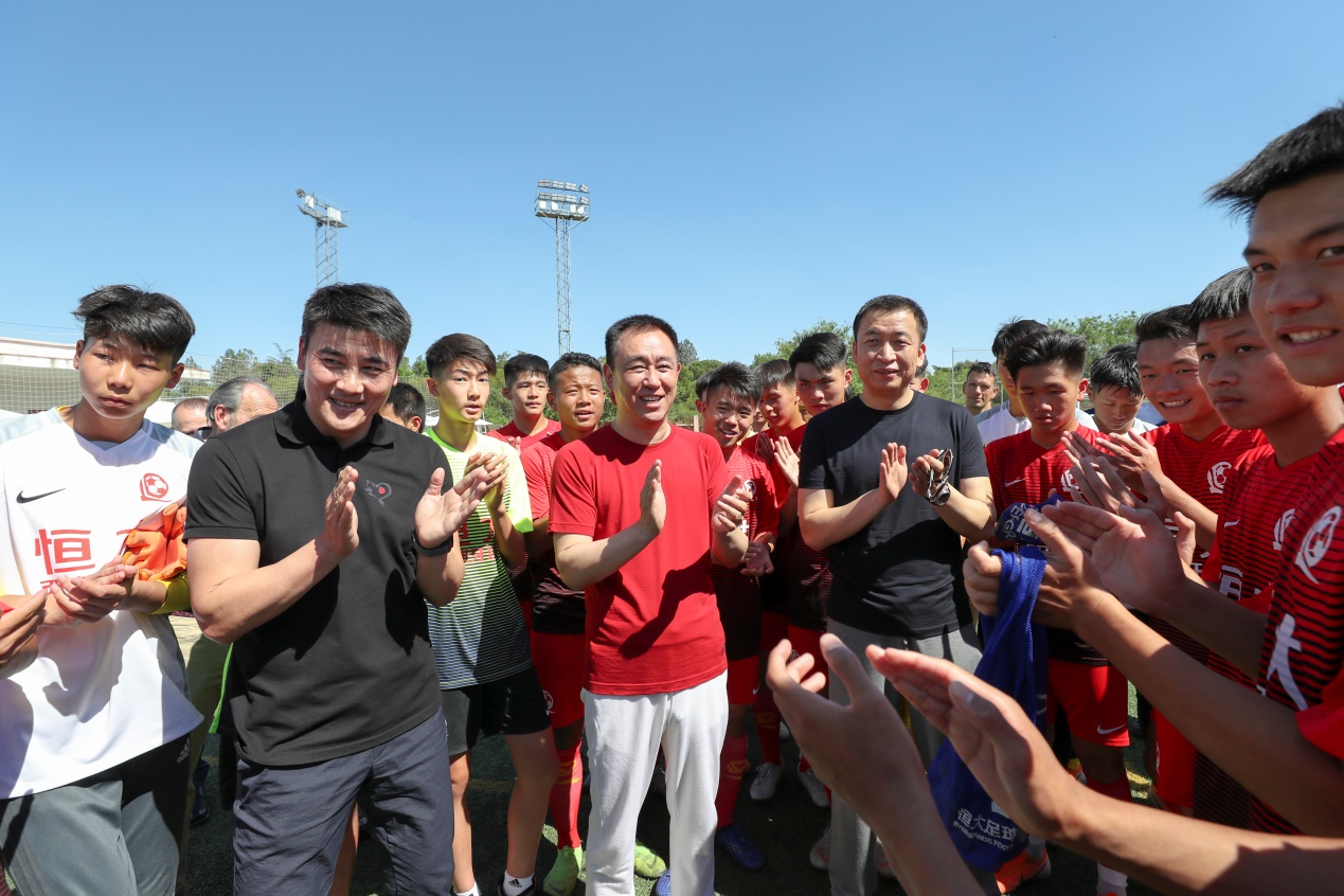 许家印观战国足,许家印亮相马德里为国足小将助威