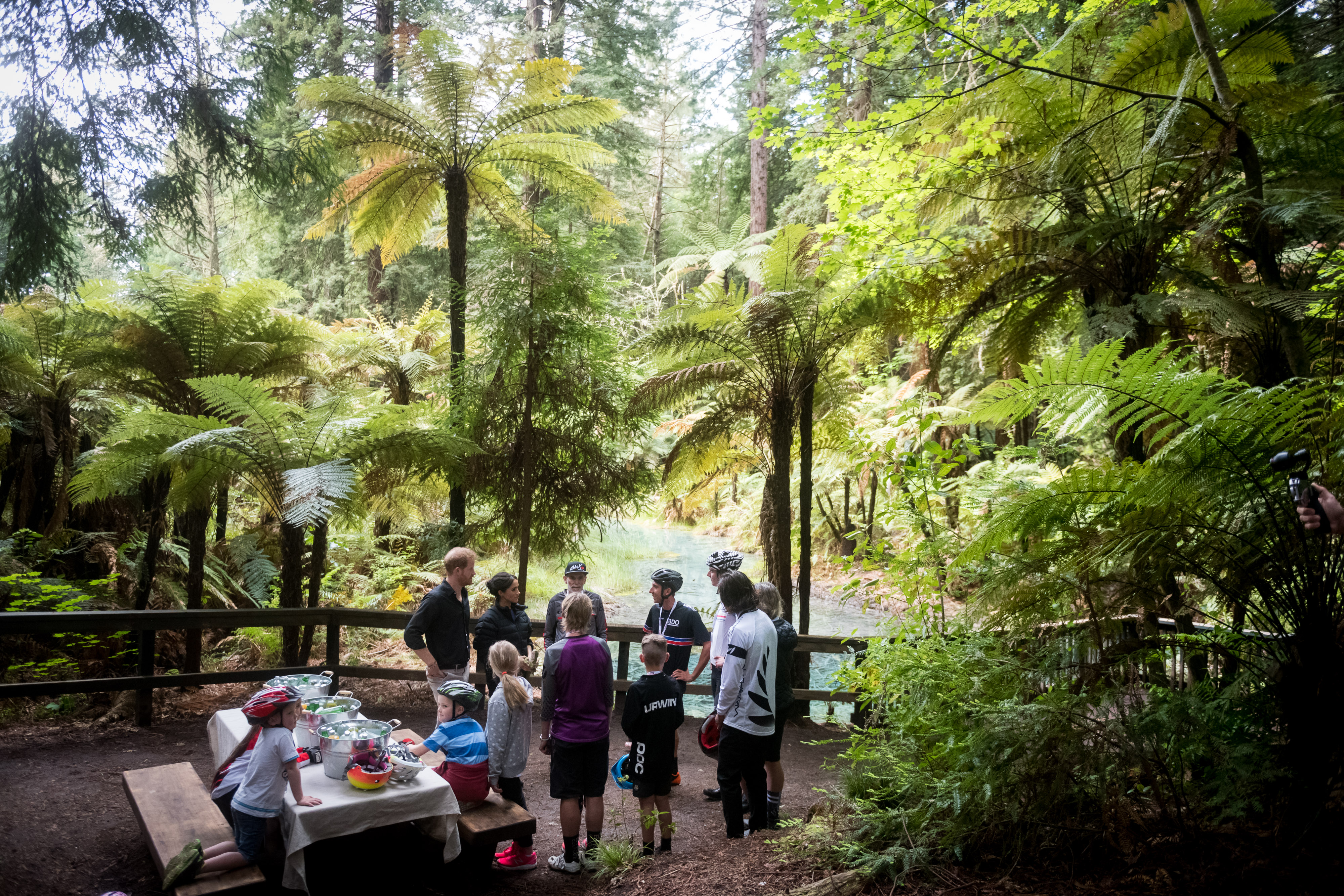 哈里梅根蜜月,哈里梅根徒步游