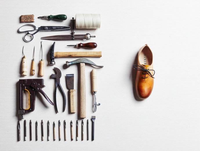 jk皮鞋买小了挤脚怎么办,皮鞋两边有点窄挤脚怎么办