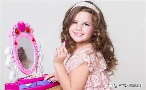 老师提水桶帮学生擦脸,学校老师拎水桶卸妆