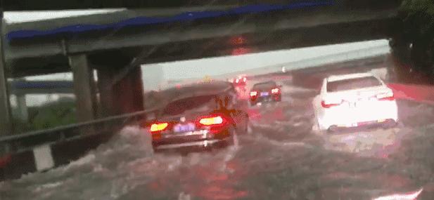 车辆涉水该怎么正确操作,涉水开车惯用的几个技巧