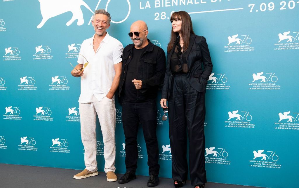 意大利国宝女神，齐刘海配一身黑性感又减龄，和前夫同框笑的一脸