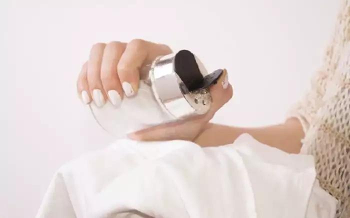 衣服发黄用什么漂白水好用,白衣服发黄漂白剂是最好用的吗