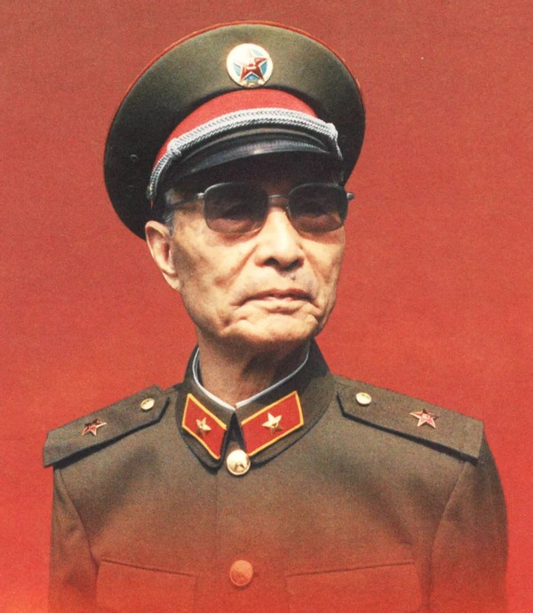 开国上将回故乡,看到警车封路并且隔开群众,怒问:耍什么排场?