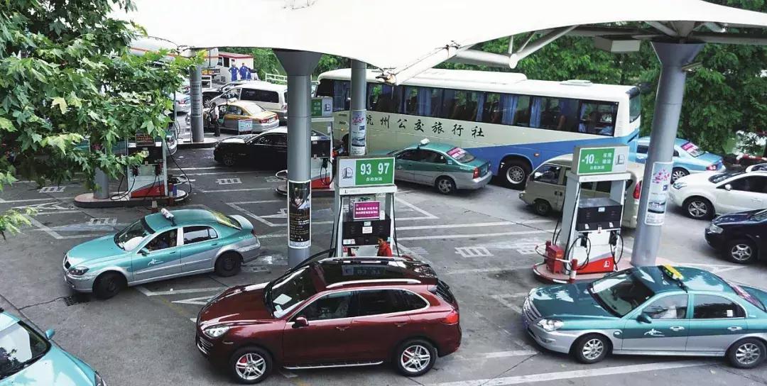 汽车加油口是不是都在驾驶室一侧,汽车加油口在左边和右边的区别