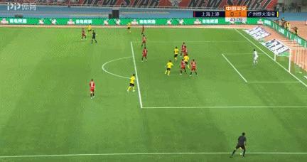 里皮笑了！恒大本土中场清道夫球员，防的奥斯卡.胡尔克没脾气