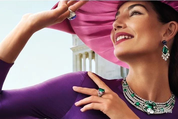 项链的活动扣佩戴方法,项链的佩戴要讲究八大搭配技巧