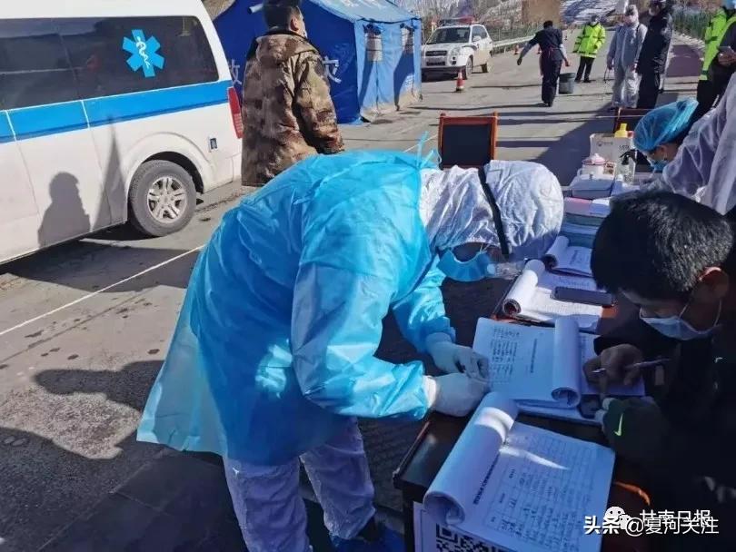 党员配合社区开展疫情防控 (四个结合开展疫情防控)