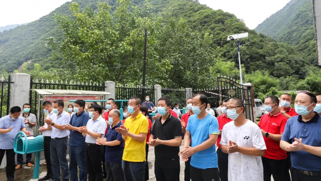 西安鹏翔驾校远赴秦岭山区资助今年考上大学的贫困学子