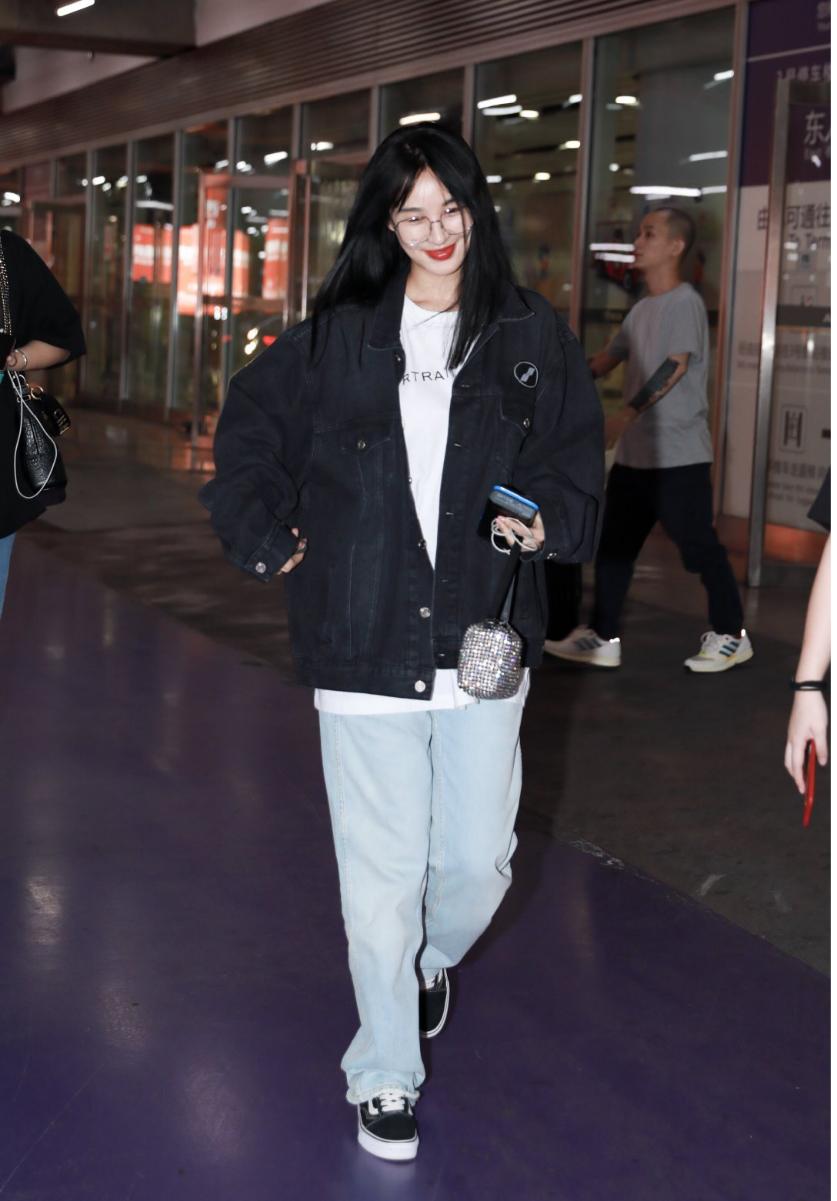 李菲儿休闲造型,李菲儿一身黑白穿搭清新时尚