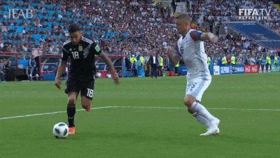 足球手球判罚注意事项,足球手球是违例还是犯规