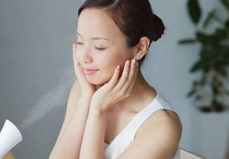 护肤小妙招一招让你皮肤白嫩,晚上护肤的正确步骤及方法