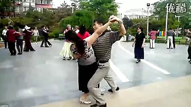 学跳交谊舞女步,怎样跳好交谊舞基本功