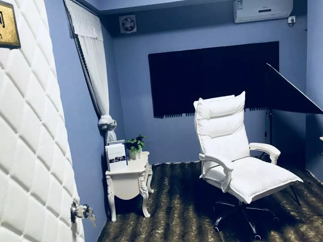 月休4天，5小时工作制，购买五险一金，更有节日补贴