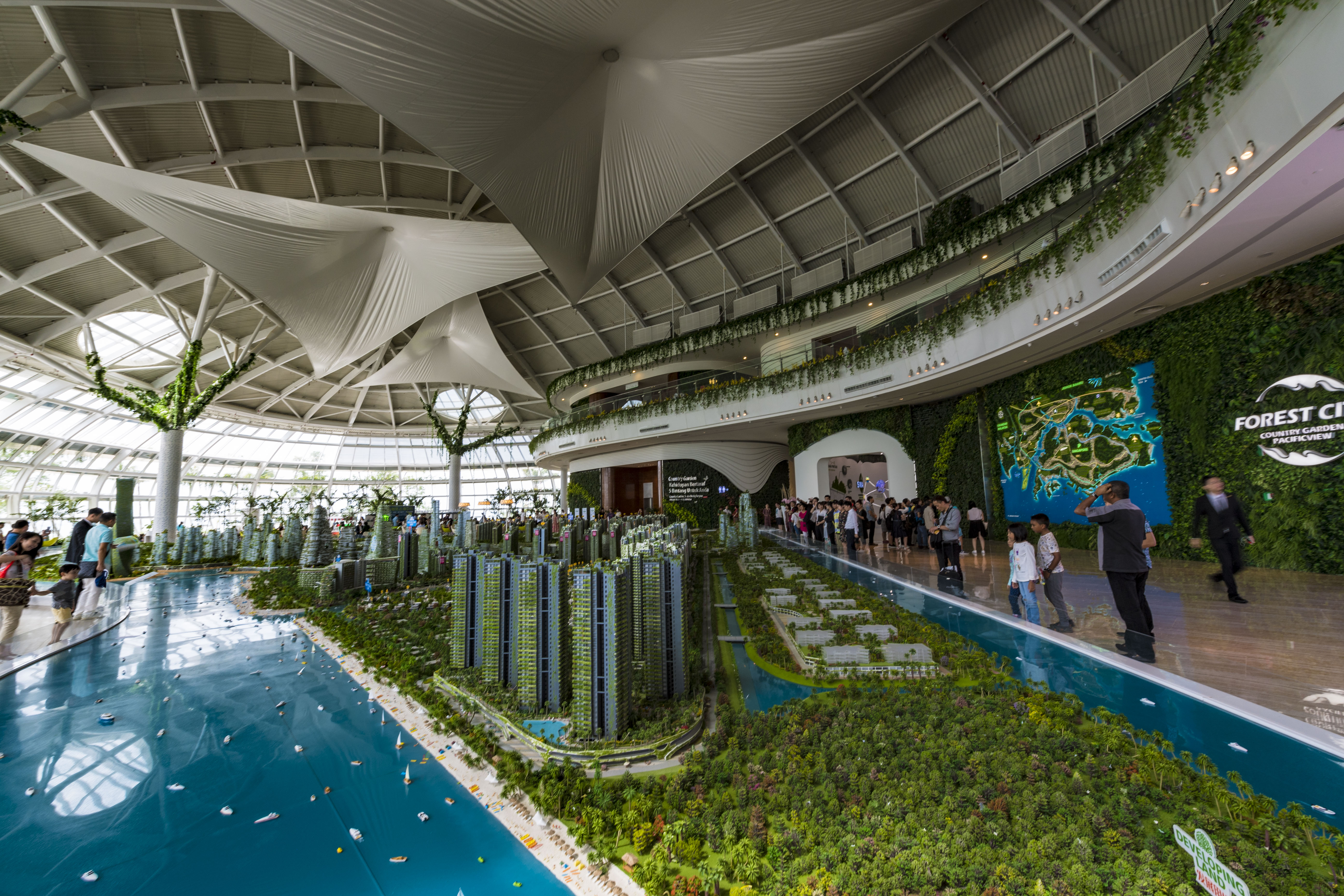 马来西亚新山和新加坡隔岸相望,马来西亚和新加坡只有一桥之隔