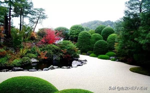 东莞庭院铺地红砂岩石材,芝麻灰石材庭院铺地效果