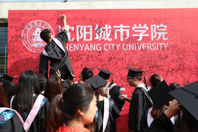 千人晚宴、体育狂欢、明星路演……玩转校园文化，尽享大学魅力！