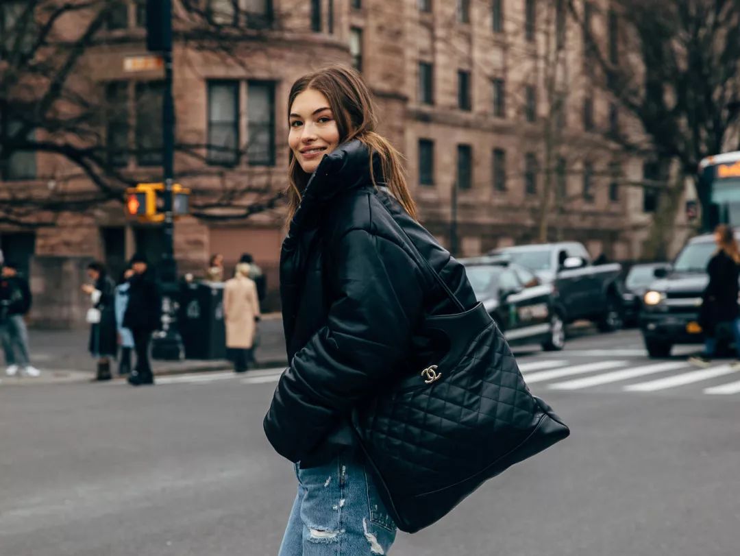 羽绒服表面发霉可以用酒精擦吗,羽绒服放衣柜里会发霉怎么回事