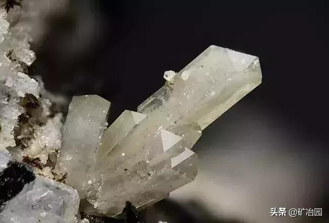 锆石和钻石的区别肉眼能看出来吗,锆石和钻石肉眼如何区分