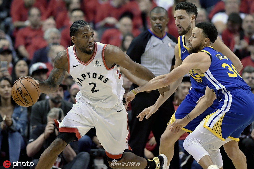 鲁尼肘击谁被罚下场,鲁尼受伤回放