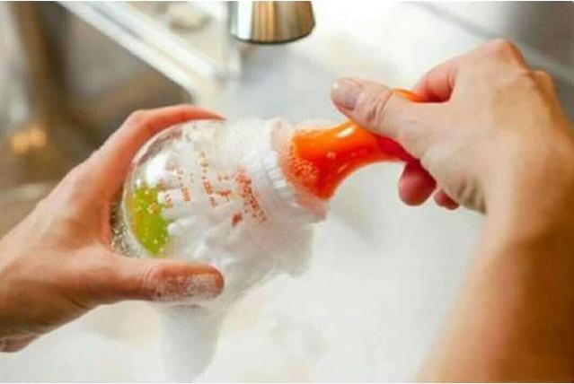 清洗奶瓶的正确方法和注意事项,清洗奶瓶一定要用专用的清洗液吗