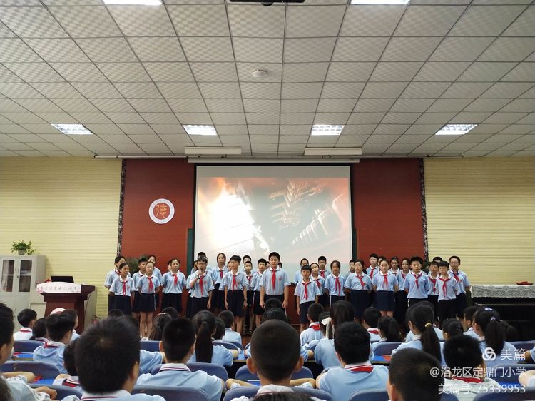 童心颂党诗歌朗诵小班,小学生集体歌颂党诗歌朗诵比赛