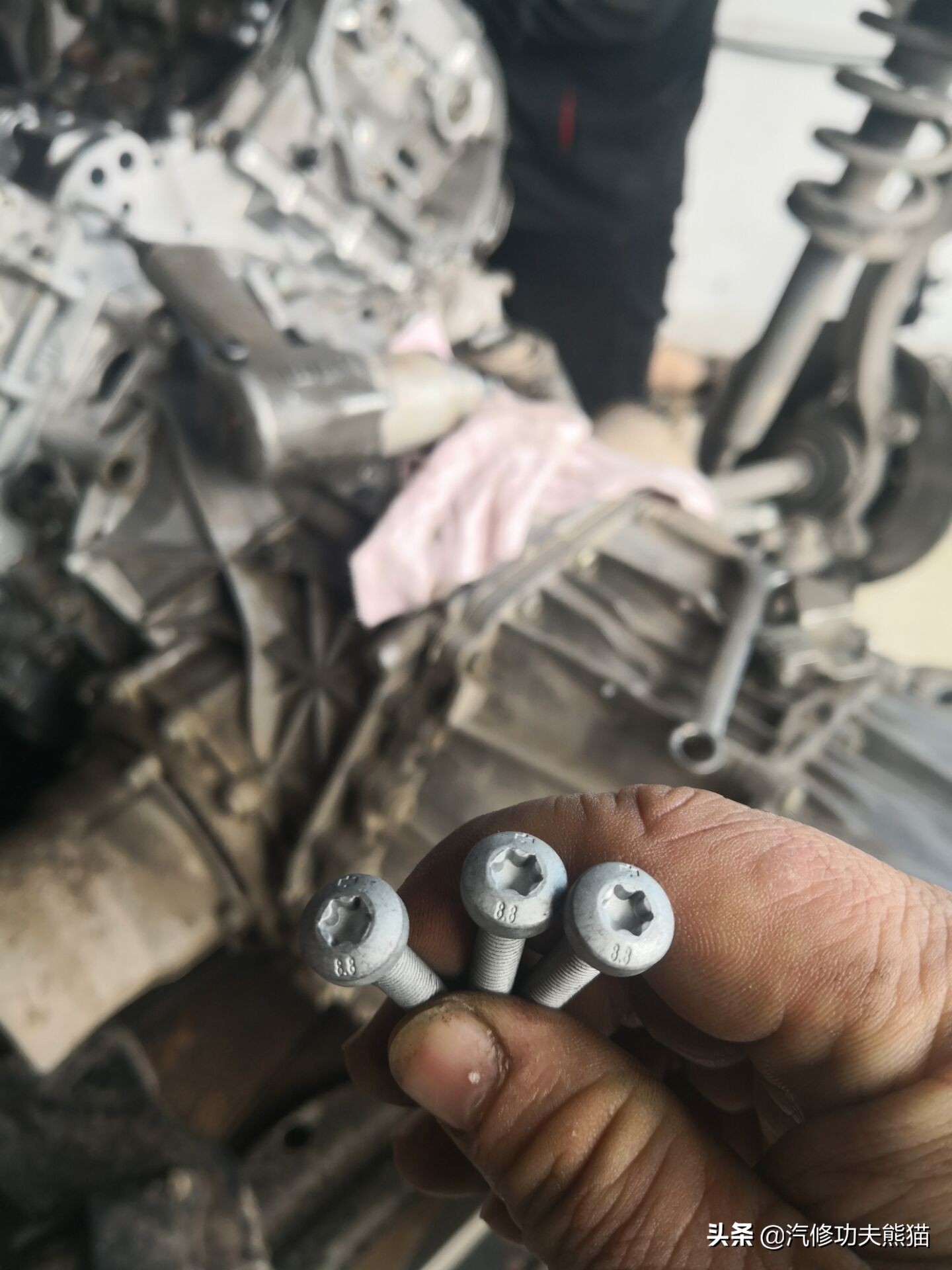 16款奥迪a6l2.5自吸发动机漏油,奥迪a6l2.4免拆烧机油处理靠谱吗