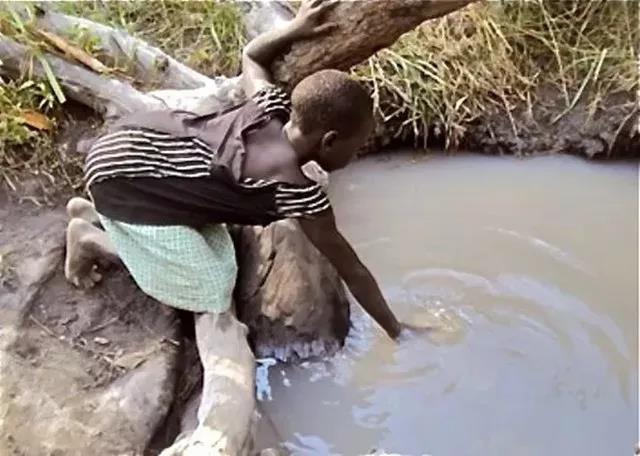 用零花钱给非洲挖了1000多口井，只因孩子的眼泪是那里最干净的水