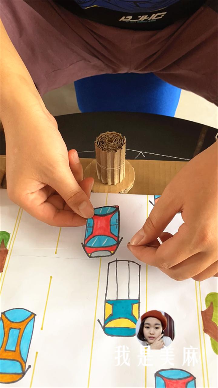 爸爸用卡车装玩具,爸爸给儿子做赛车玩具