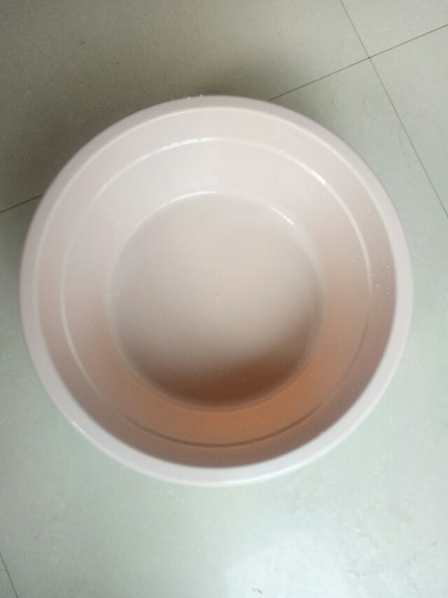 房子潮湿用热水拖地还是凉水拖地,复合地板拖地后地面潮湿怎么办